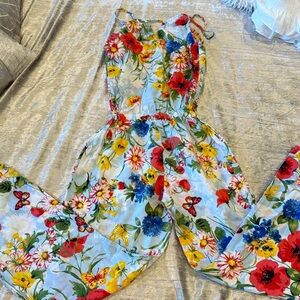 100% linen jumpsuit. Good quality. Very colorful